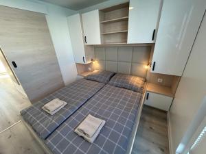 an overhead view of a bed in a small room at Hausboot Santa Lucia Novigrad - Floating Sea House in Novigrad Istria