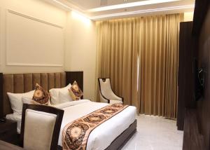 a hotel room with a bed and a window at Hotel Avnish Near To Tajmahal in Agra +19 photos
