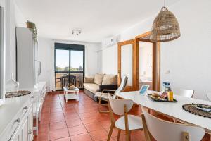a kitchen and living room with a table and chairs at aldea 3 4 1ºB in Novo Sancti Petri