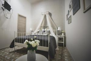 サレルノにあるElegant B&B - Il Vicolo storicoのベッドルーム(天蓋付きベッド1台付)