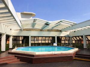 a building with a swimming pool in front of it at Ibirapuera Premium Flat II in São Paulo