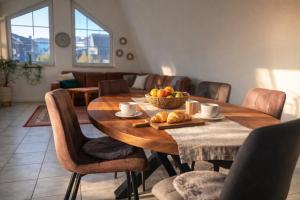 a table with a bowl of fruit and a bowl of bread at Ferienwohnung 125 qm für 6 Gäste im Zentrum Heinsberg in Heinsberg
