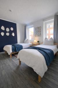 a bedroom with two beds and a window at Ferienwohnung 125 qm für 6 Gäste im Zentrum Heinsberg in Heinsberg