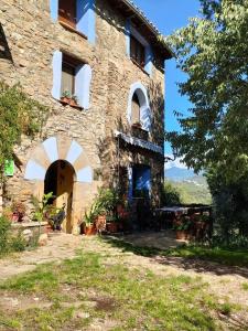 a stone building with a table in front of it at Casa Rural El Ensueño in Caneto