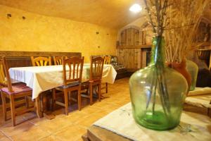 a green vase sitting on top of a table at Casa Rural El Ensueño in Caneto