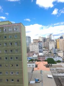 a view of a city with a tall building at Centro de BH, Ar-Condicionado, Wi-Fi Rápido, 6min Rodoviária, Portaria 24h in Belo Horizonte