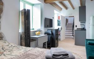 a bedroom with a bed and a desk and a kitchen at El Sueño, Pilaro in Barres