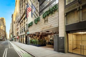 a building with an american flag on a street at Hotel Hendricks in New York