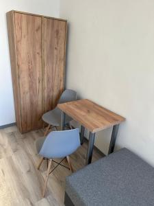 a table and two chairs in a room at Mieszkateria in Piotrków Trybunalski