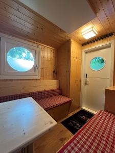 a small room with a door and a window at NATURAMA Brombachsee Schäferwagenhotel in Pleinfeld