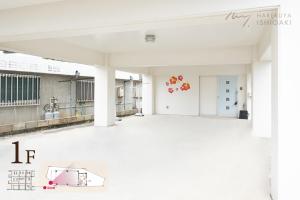 a view of a white room with a table on the floor at ハレルヤ石垣 in Ishigaki Island