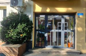 an entrance to a building with a glass door at Studio Veronica - Ultracentral, langa Tomis Mall, Self Check-in, Free Parking, Fast WiFi, 10 min Plaja Modern in Constanţa