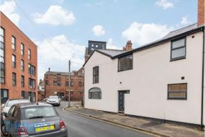 a street view of a white building on a city street at 6 En-Suites with 7 Beds Near Arena & City in Nottingham