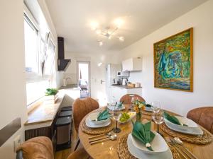 a dining room and kitchen with a table and chairs at Hermes Apartments Siebengebirge in Königswinter