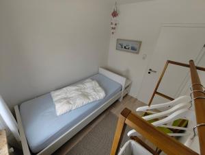 a small bedroom with a bed and a mirror at Ferienwohnung Asenberg in Bad Salzuflen