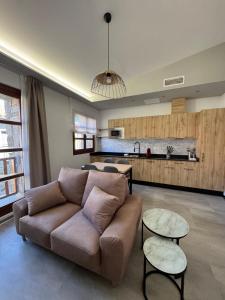 a living room with a couch and a kitchen at Hotel Apartamento 3 Lobitos in Villardeciervos