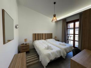 a bedroom with a large bed and a window at Hotel Apartamento 3 Lobitos in Villardeciervos