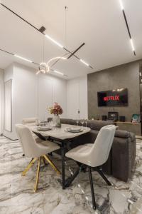 a dining room with a table and chairs and a couch at Renest Chicago Vinyl Lounge in Chişinău