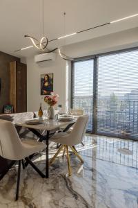 a dining room with a glass table and chairs at Renest Chicago Vinyl Lounge in Chişinău