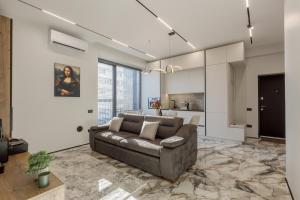 a living room with a couch and a kitchen at Renest Chicago Vinyl Lounge in Chişinău