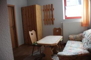 a living room with a table and a couch at Ferienhaus Grasse in Görlitz