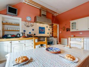 a kitchen with a table with bread on it at 6 Bed in Dunkeld oc-ca145 in Riechip