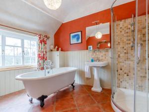a bathroom with a bath tub and a sink at 6 Bed in Dunkeld oc-ca145 in Riechip +18 photos
