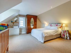 a bedroom with a large bed and a kitchen at 6 Bed in Dunkeld oc-ca145 in Riechip