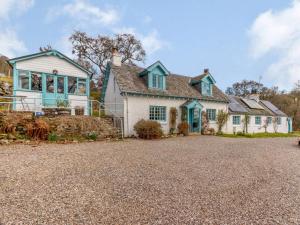 a house with a gravel driveway in front of it at 6 Bed in Dunkeld oc-ca145 in Riechip