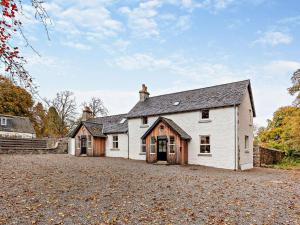 a white house with a barn and a driveway at 3 Bed in Inverness oc-ca134 in Farr