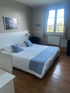 a bedroom with two beds and two windows at La villa des palmiers in Soublecause
