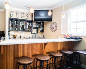 a bar with wooden stools in a restaurant at Grass Valley Courtyard Suites in Grass Valley