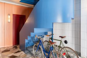 two bikes are parked next to a staircase at Majordoms Retrocentric in Banyoles