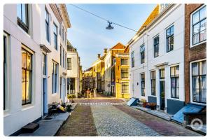 an empty street in a city with buildings at Stad & Strand Appartement in Middelburg
