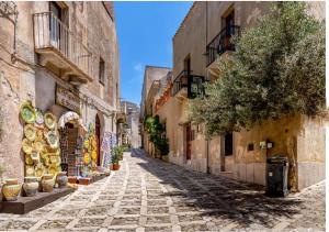 an empty street in an alley with buildings at Macari Villa Laura in Macari