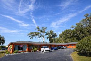 a building with cars parked in a parking lot at Stevens Motel by Capital O Ocala US 27 in Ocala