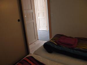 um quarto com uma cama, um espelho e uma porta em Bjældskovgaard Holiday House em Funder Kirkeby