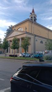 a large building with cars parked in front of it at Al Nido delle rondini 2 in Vaprio dʼAdda