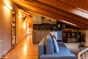 a living room with a couch and a kitchen at EDIFICIO Aire Morito Rozando las Agujas de la Catedral de Burgos in Burgos +48 photos