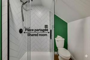 a bathroom with a shower and a white toilet at Chambre 306 de l'hôtel Victoria confortable et moderne in Saint-Pascal