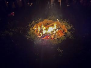 a fire is burning in the grass in the dark at Gästescheune Rubitz in Rubitz