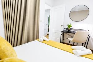 a bedroom with a bed and a desk and a chair at Terraza, 20min playas, 5min Pontevedra, Garaje in Pontevedra +41 photos