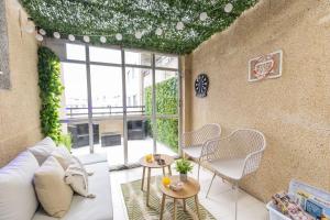 a living room with a white couch and chairs at Terraza, 20min playas, 5min Pontevedra, Garaje in Pontevedra
