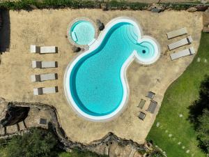 an overhead view of a swimming pool in a resort at Hotiday Villa Porto Rotondo in Porto Rotondo