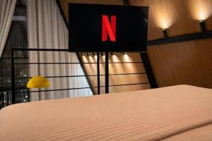 a sign with the letter n on top of a bed at Cabana Escandinávia Praia de Fora in Palhoça