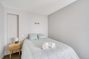 a bedroom with a bed with two towels on it at La maisonnette - 4 pers - Centre ville - télétravail in Angoulême