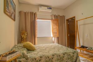 a bedroom with a bed and a window at Renner Ventos praia do Preá Casa Completa com Piscina in Cruz