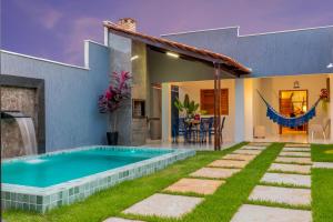 a swimming pool in the backyard of a house at Renner Ventos praia do Preá Casa Completa com Piscina in Cruz