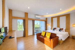 a large bedroom with a bed and a couch at Wangpruksa Resort in Ban Nong Bua
