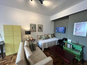 a living room with a couch and a bed at 13 andar, Studio, Centro, vista incrível Guaíba in Porto Alegre